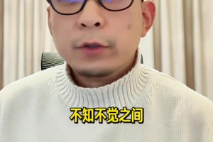 NCAA场边，一位身材极佳的美女在球员面前做蹲起，这是为何？