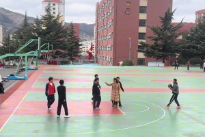 我小时候就缺一个这么好的美女体育老师，不然早就登陆NBA了~